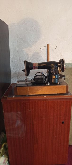 Продам старую швейную машинку.
Стоит в шкафу, состояние как на фото. Р