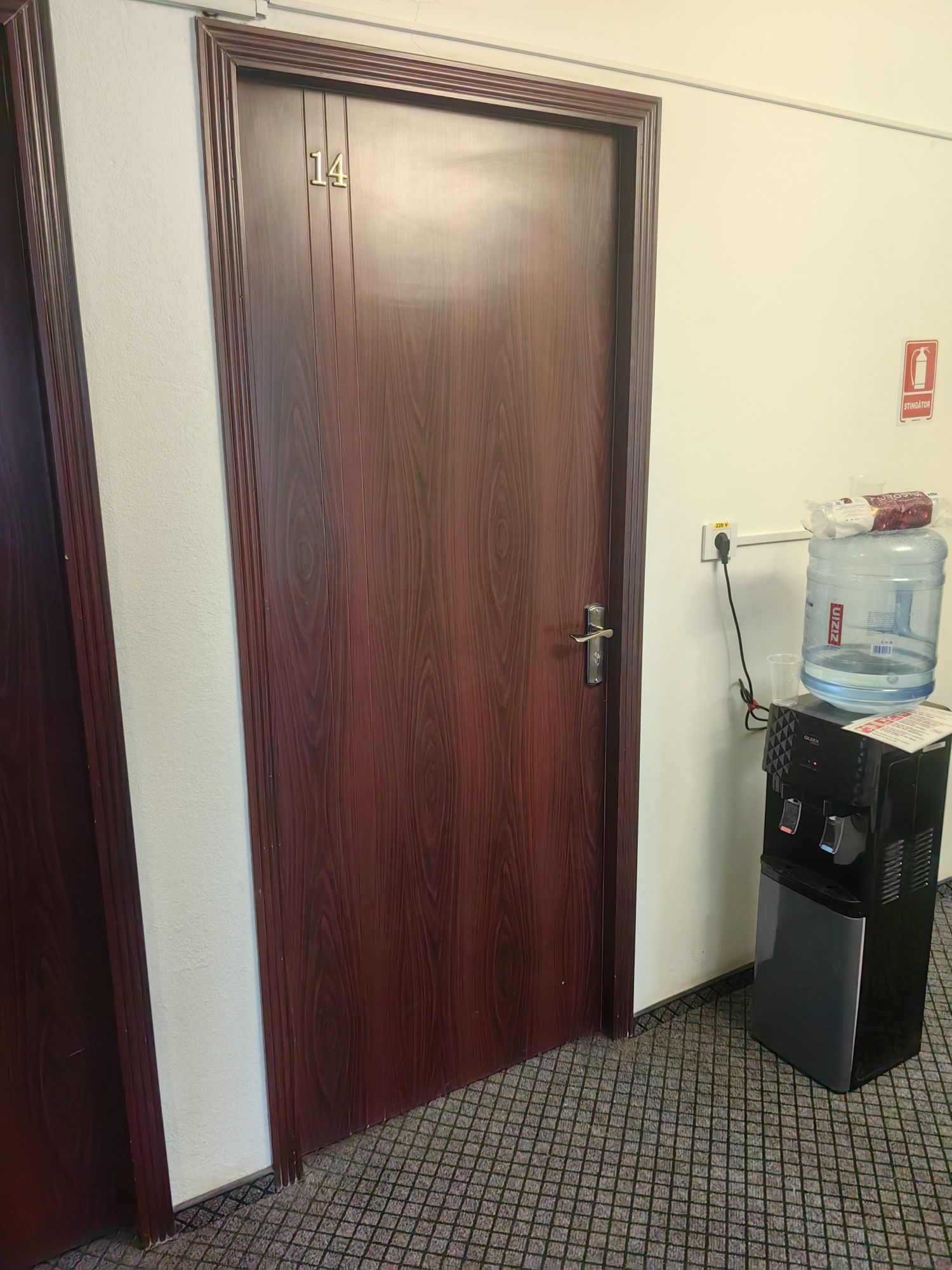 Set de baie compus din wc, lavoar și cabina