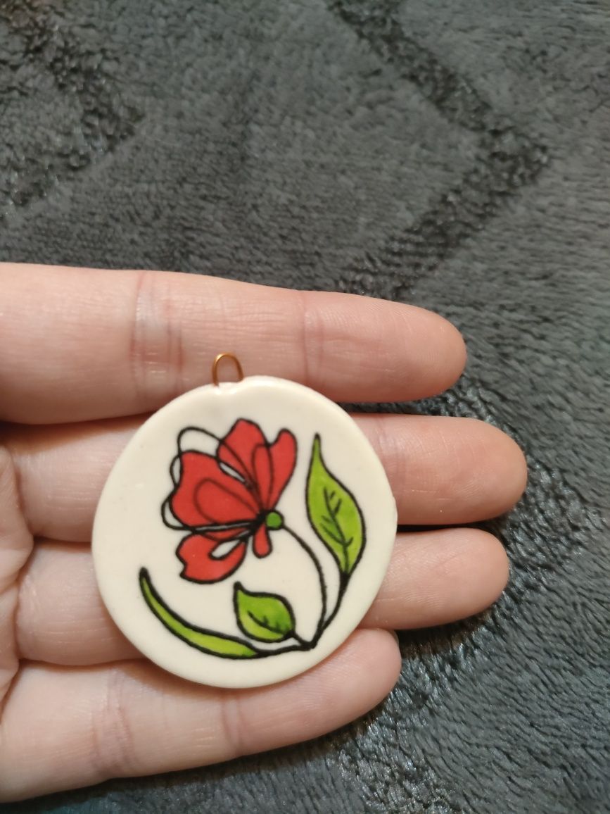 Medalion deosebit handmade pictat cu floare roșie