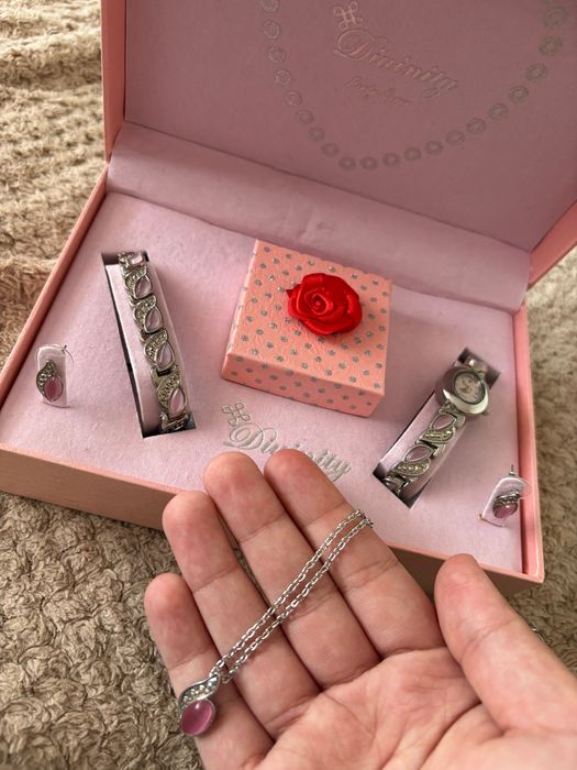 Комплект обеци, гривна, часовник и колие