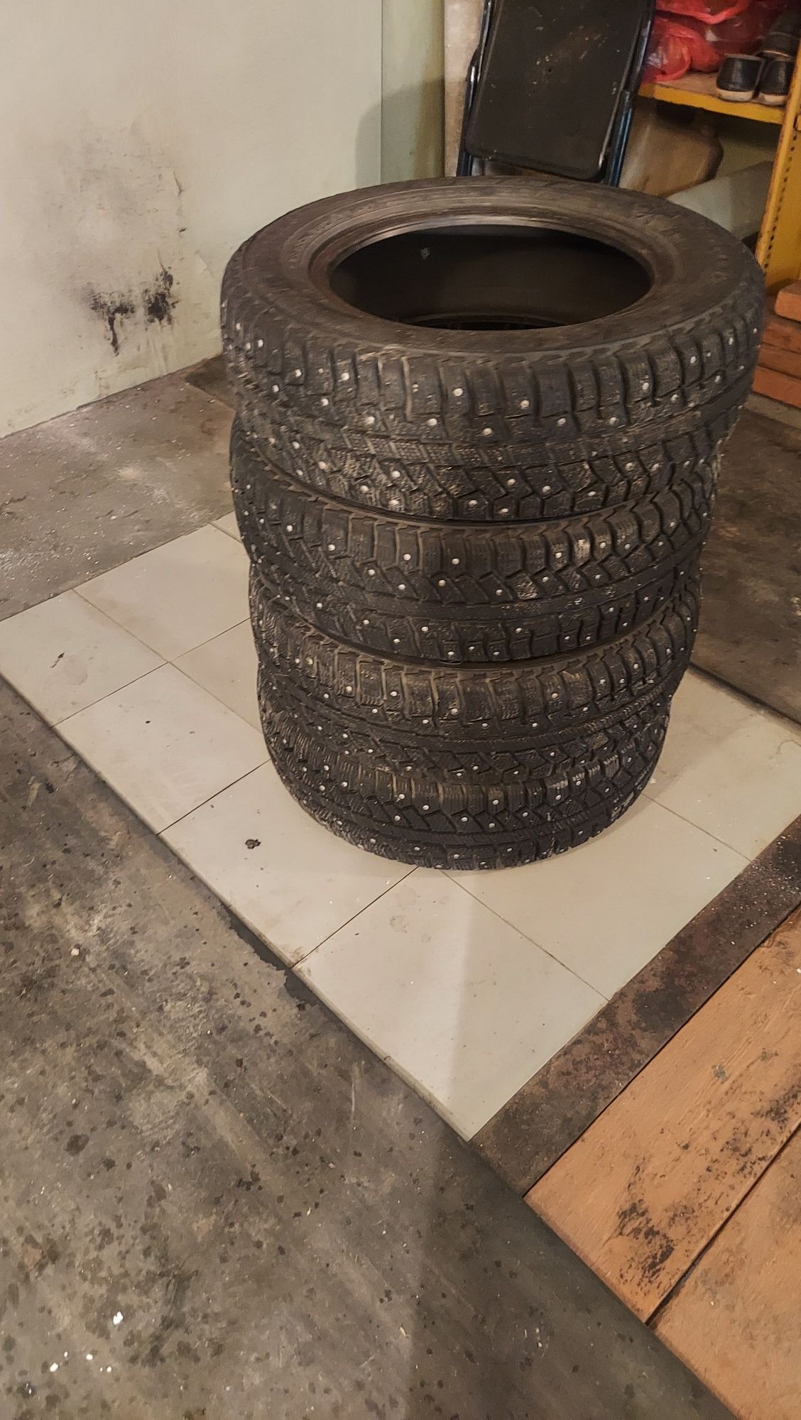 Продам  зимняю шипованую  резину