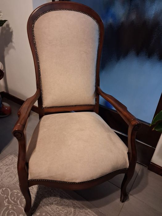 Vând canapea cu 2 scaune