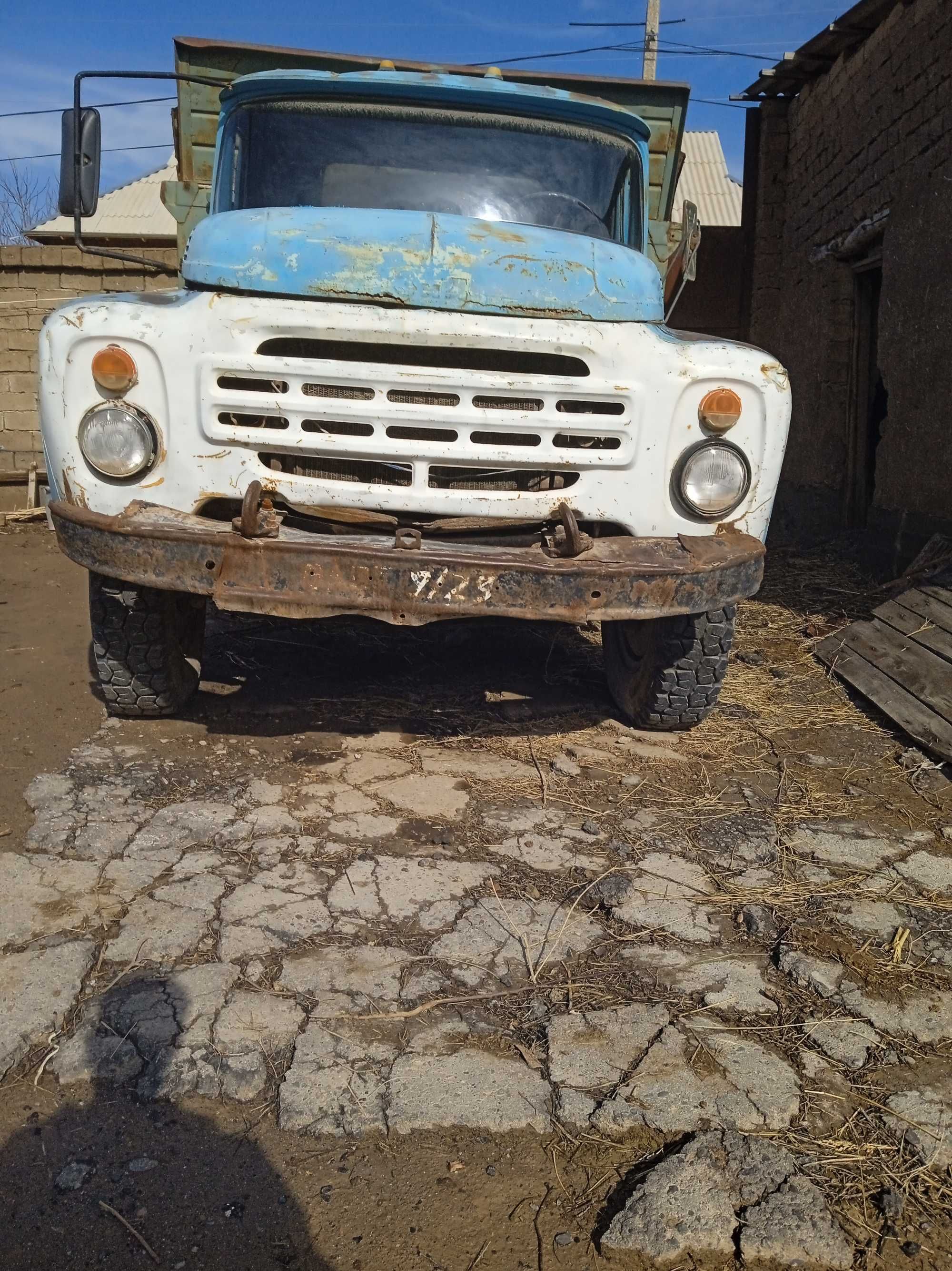 ZIL 130 sotiladi. Narxi 40 mln. Holati yaxshi ishlab yurgan mashina.
