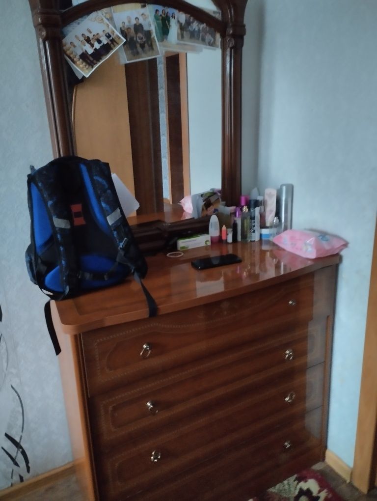 Тумбочка с зеркалом и шкаф