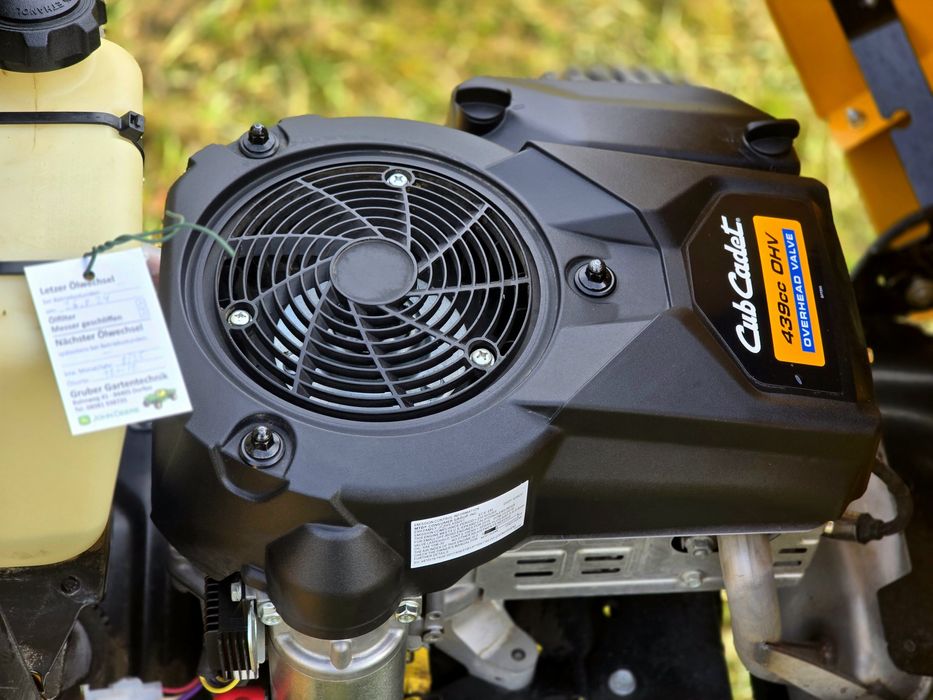 Tractoras gazon iarba Profesional CUB Cadet 2 cutite, impecabil ca nou