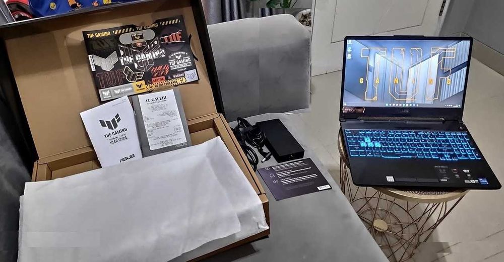 ASUS Mощный Игровой экран 17,3 дюйма 144Мz  упаковка документы