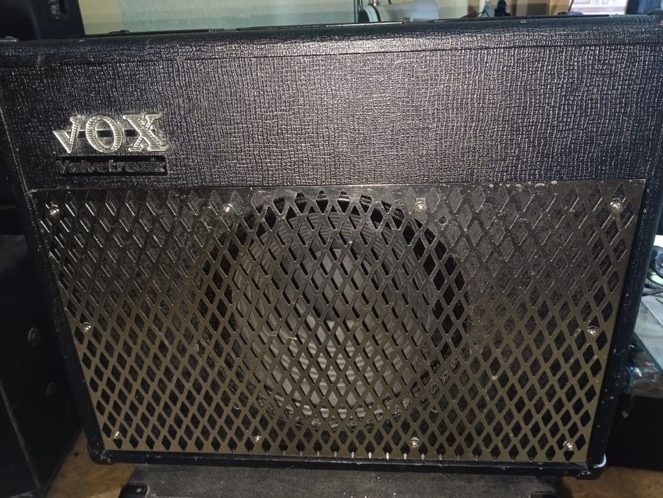 Продам гитарный комбик VOX оригинал