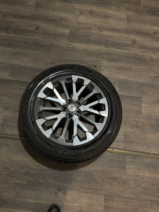 Продается диски R19 3 штук с резиной от Toyota
