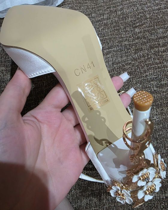 Pantofi de mireasa albi