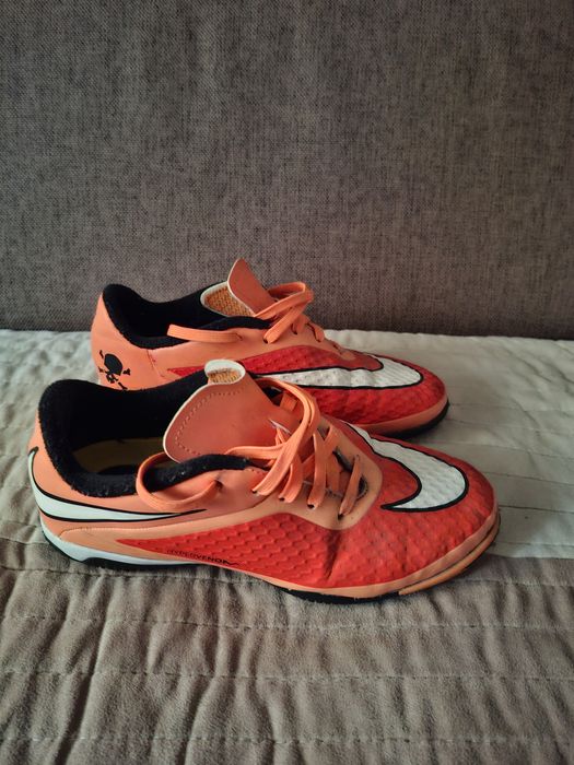 Vând ghete de fotbal pentru băieți Nike