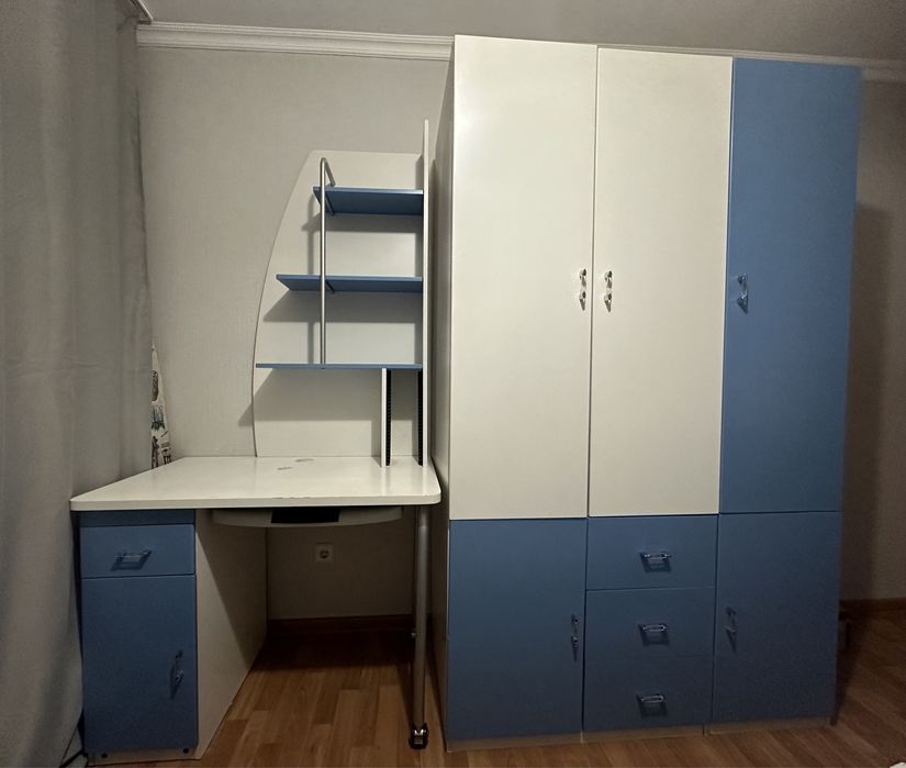 Шкаф и компьютерный стол