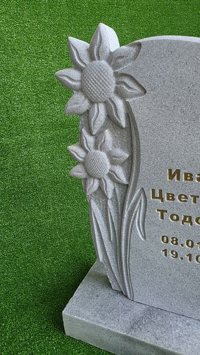 Надгробен паметник от мрамор с релефни цветя Плевен и региона