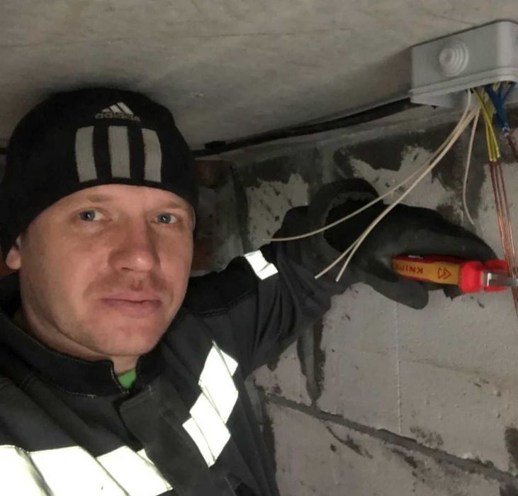 Услуги электрика: замена розетки, подключение плиты, установка люстры!