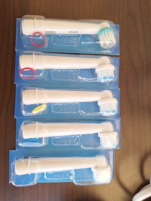 2 бр. Oral B teen електрическа четка, зарядно и глави за тях
