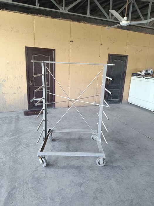 Chinni/sopol buyumlar uchun metall arava (stoyka) — harakatchan