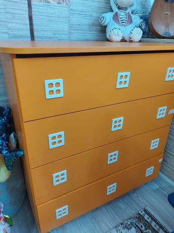 Ярко-оранжевые комод и шкаф для принцессы