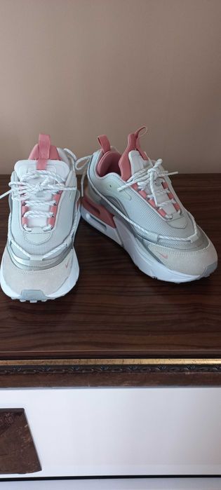 Продавам чисто нови маратонки NIKE AIR MAX FURYOSA