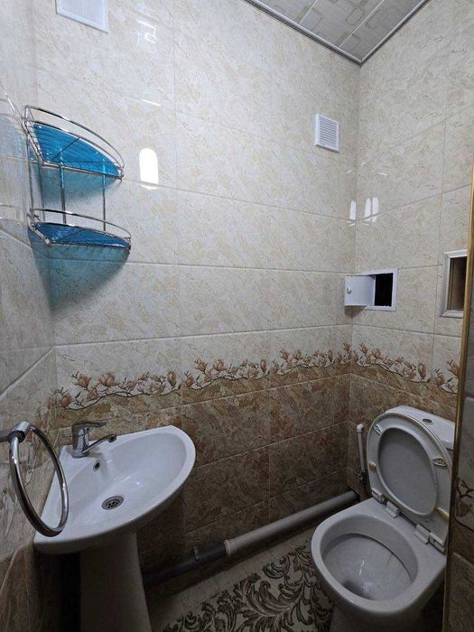 Самарканд шахрида 3 хонали, 1чи қаватда жойлашган квартира сотилади.