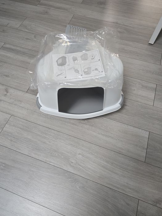 Котешка ъглова тоалетна закрита