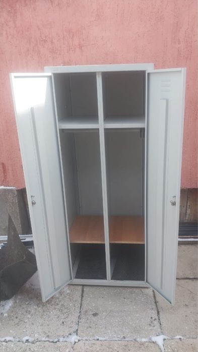 Продам шкаф металический для вещей и стол куханый