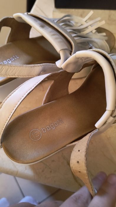 Sandale albe din piele cu franjuri