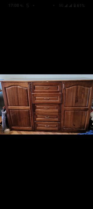 Шкаф от масивно дърво
