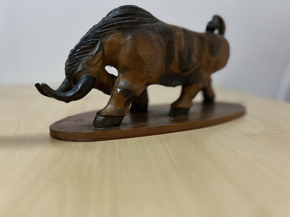 Taur - sculptat in lemn