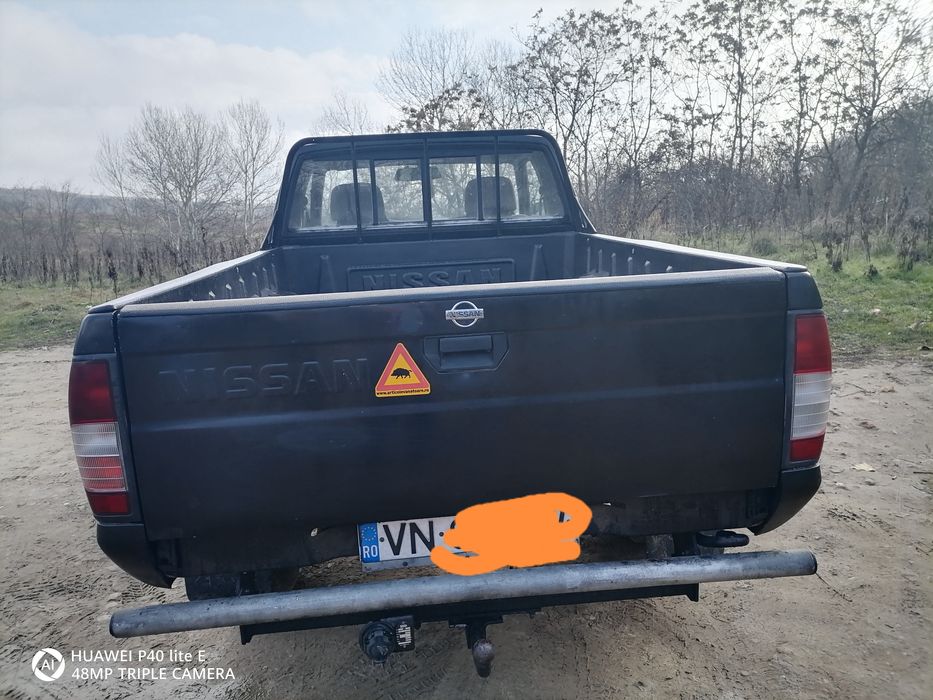 Vând nissan navara