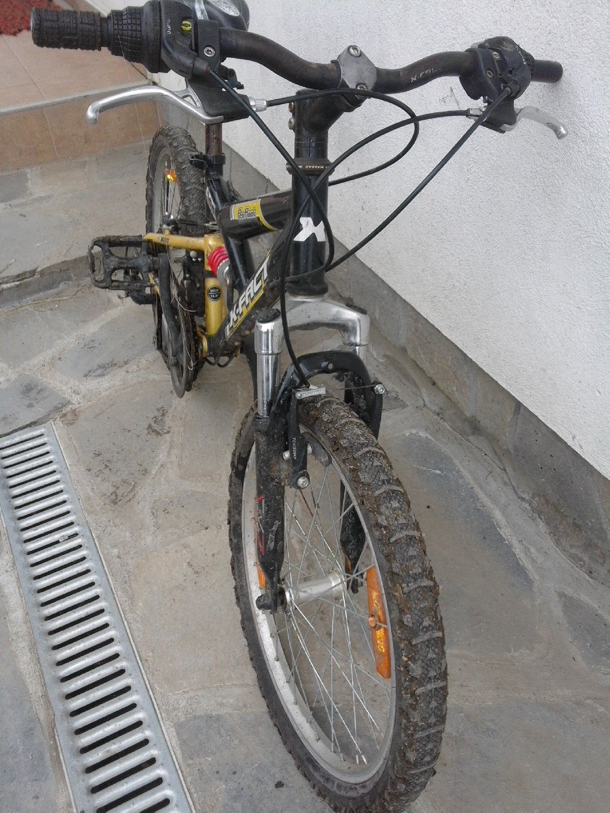 Vând bicicletă X-FACT