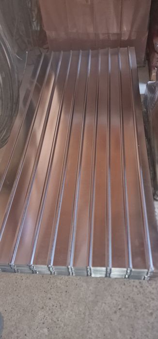 Vând tabla zincata și maro la 2 metri înălțime groasa de 0.3 la 37 lei