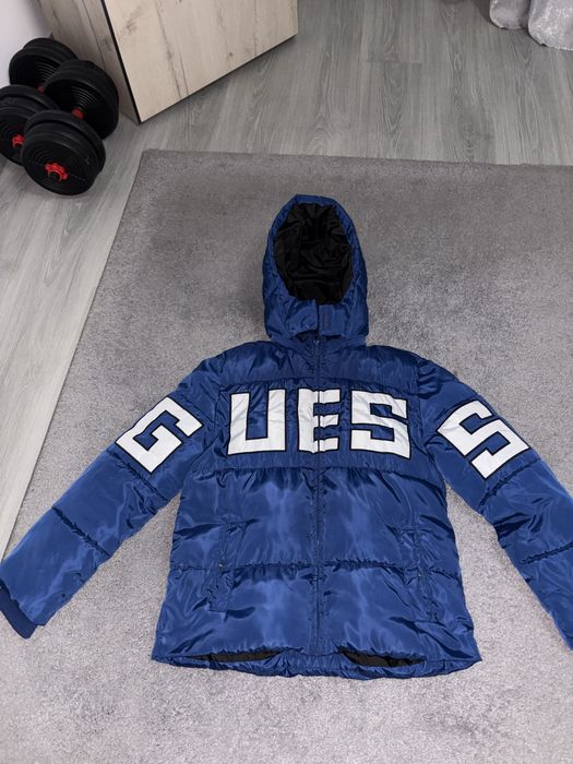 Vând geaca guess