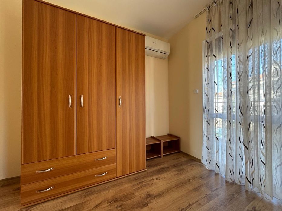 Гардероб трикрилен с две чекмеджета