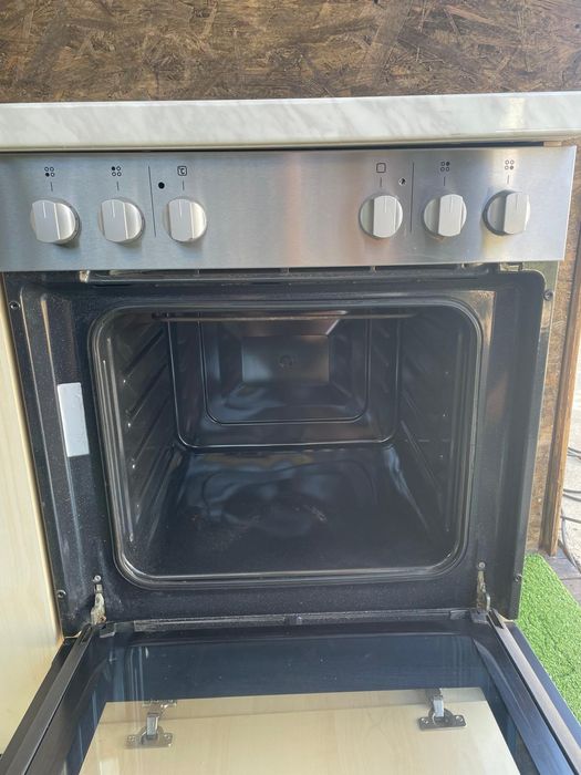 Кухненски шкаф с вградена фурна и котлони