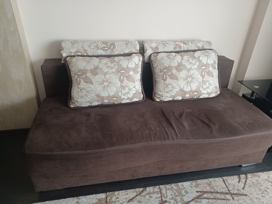 диван,скрин ,телевизор