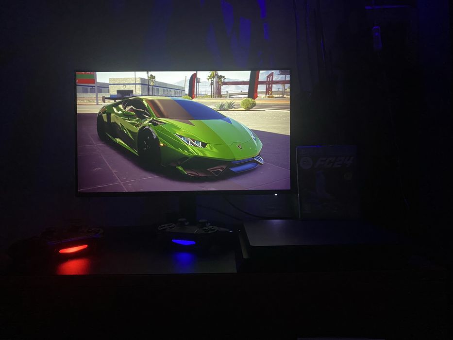 Playstation 4 slim , monitor