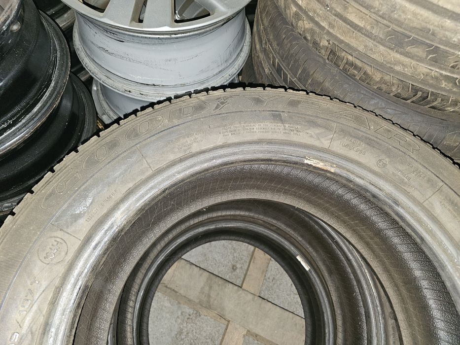 3 Anvelope iarnă Continental 215 60 17 C , de greutate  , profil bun