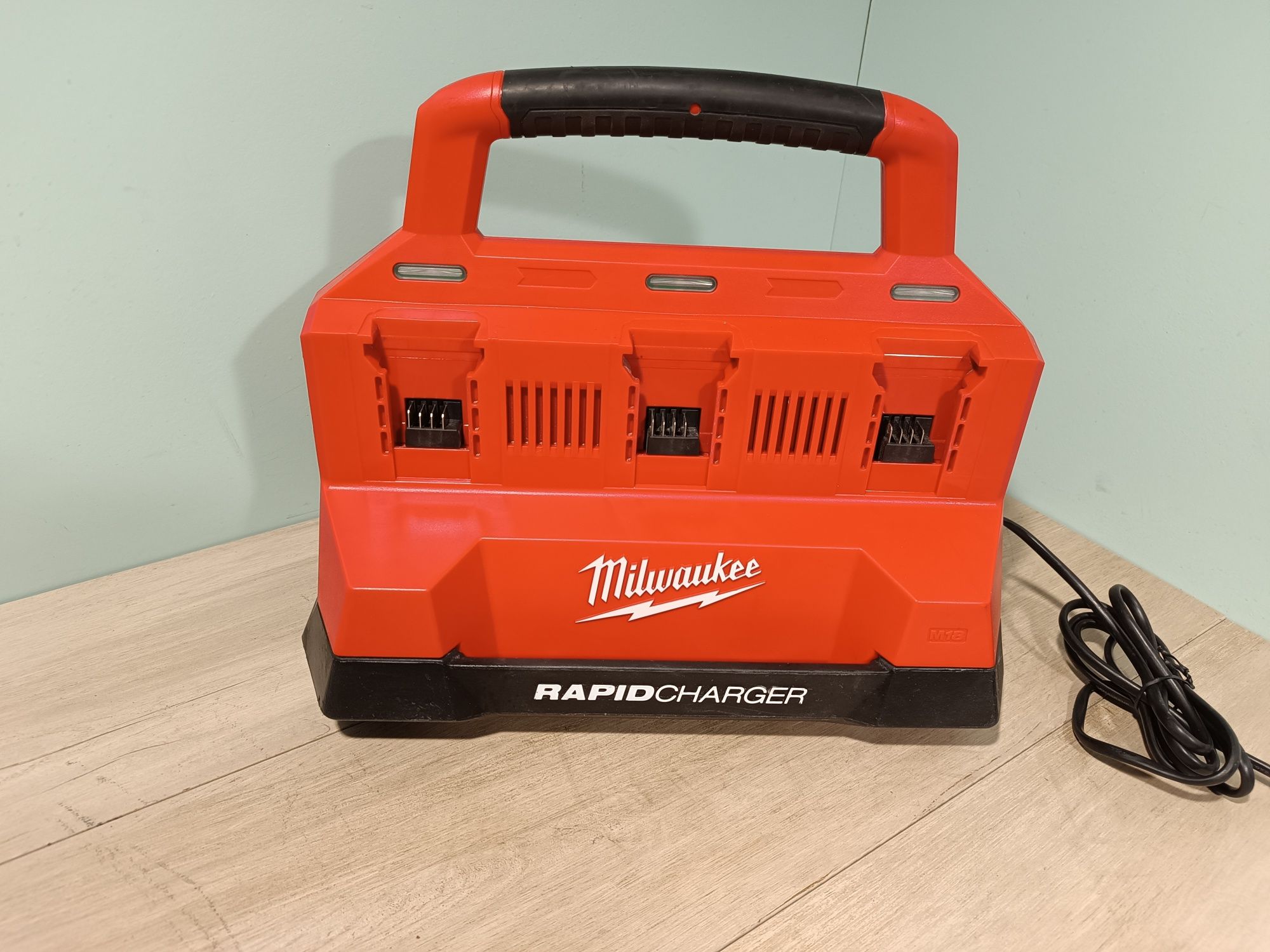 Pistol cu acumulator pentru gresare Milwaukee M12