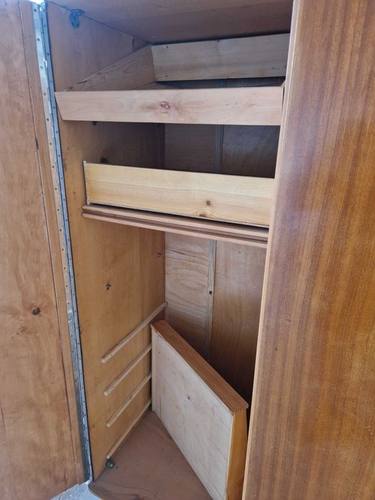 Двукрилен гардероб