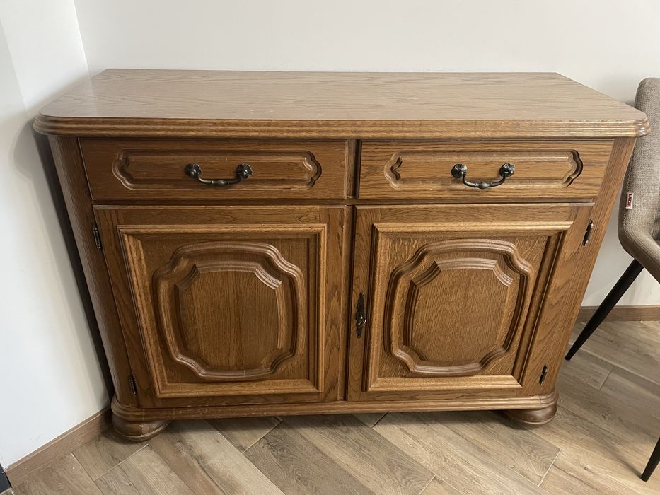 Скрин от дърво с чекмеджета