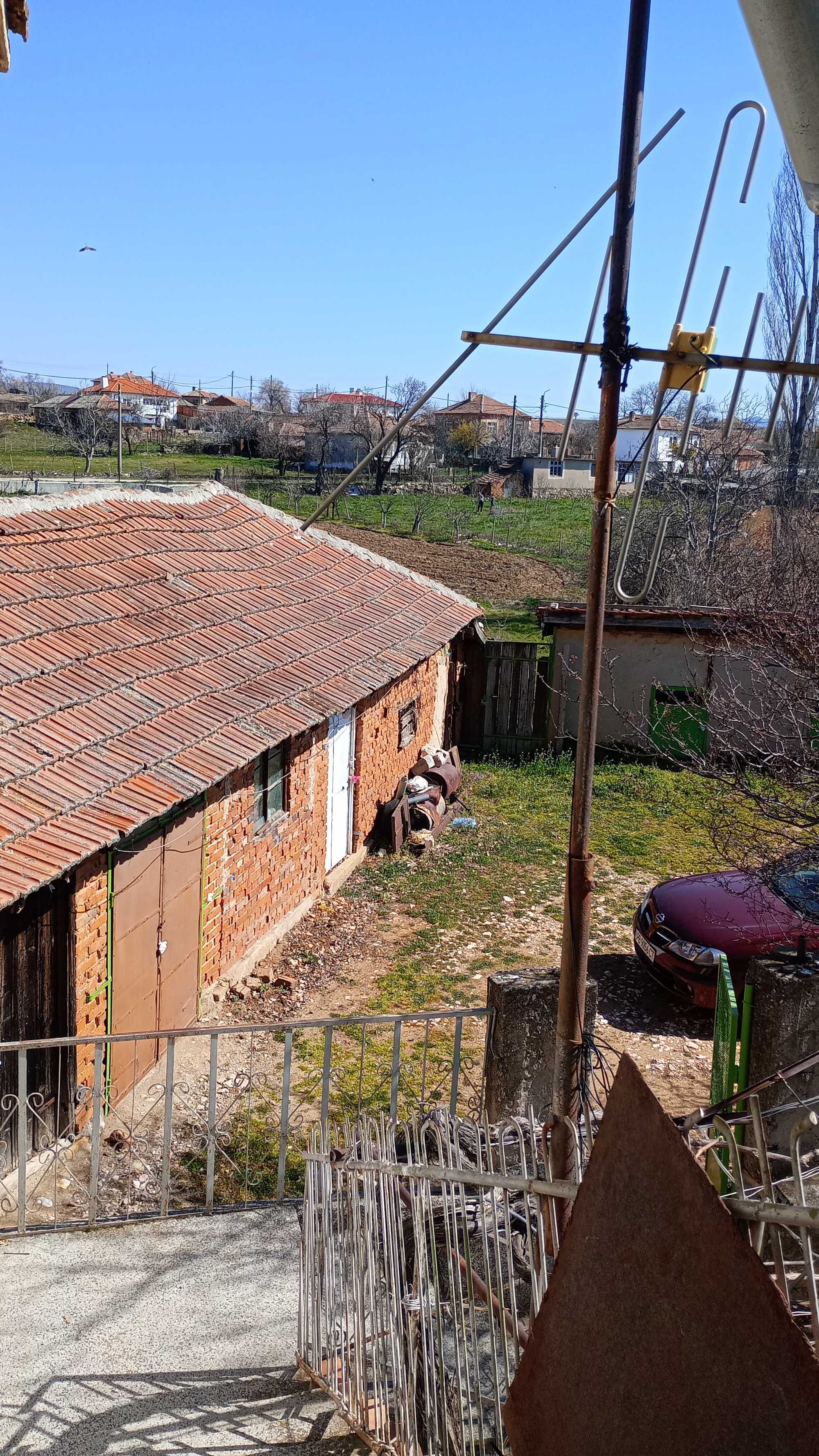 Продавам двуетажна къща с 3300 кв. м. с. Младиново, общ. Свиленград
