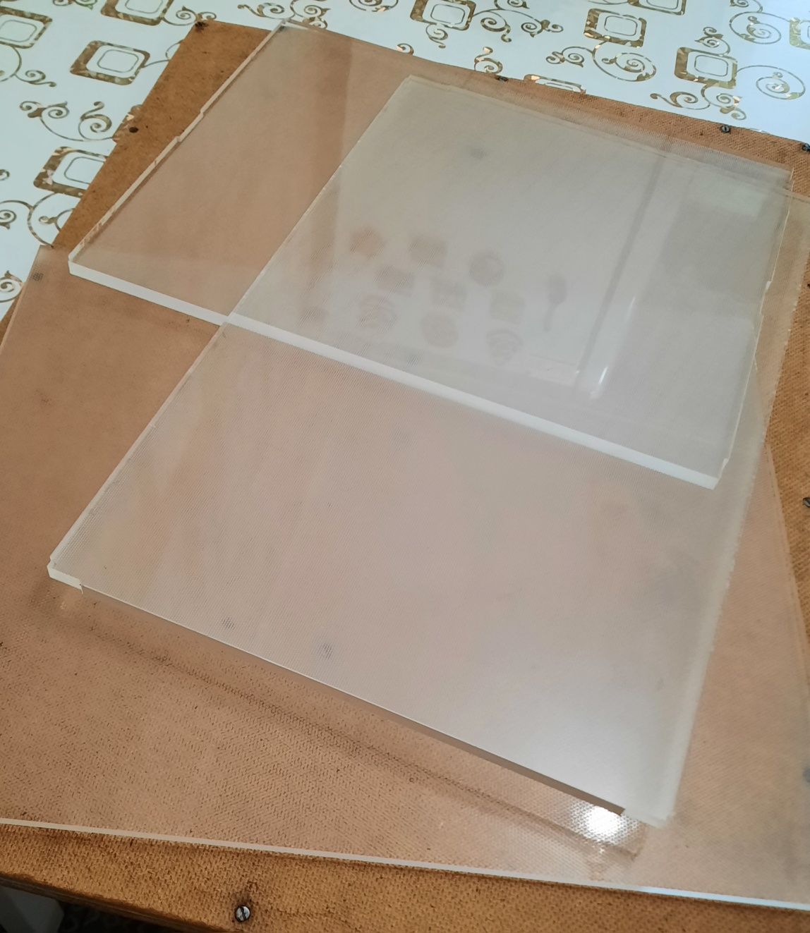 Есть  листовой плекс размером 28×35×5 и 26×41×5 и других размеров