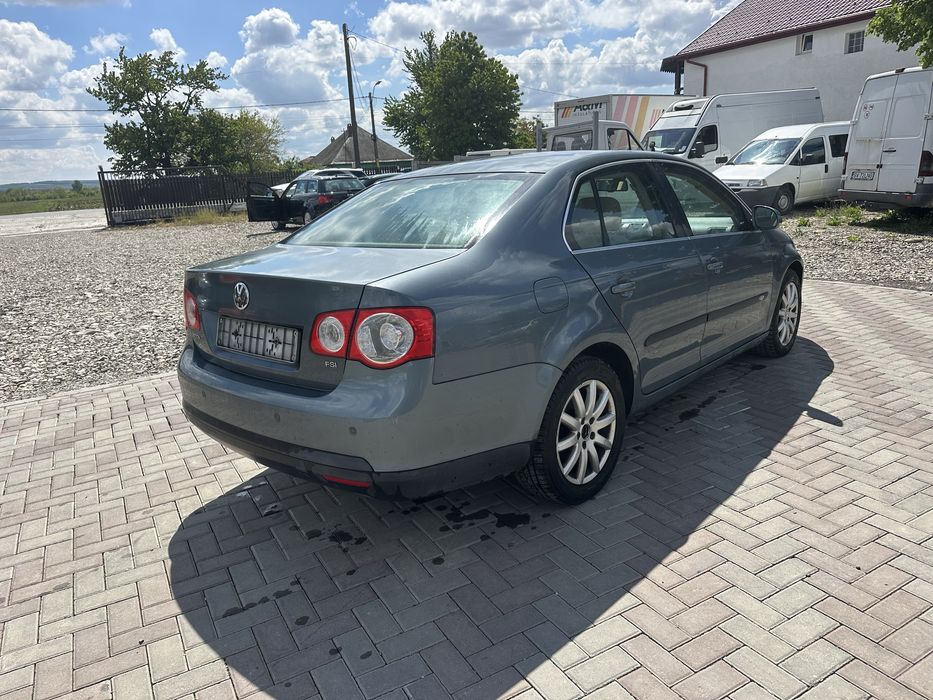 Volkswagen Jetta 1.6 FSI numere rosii expirate