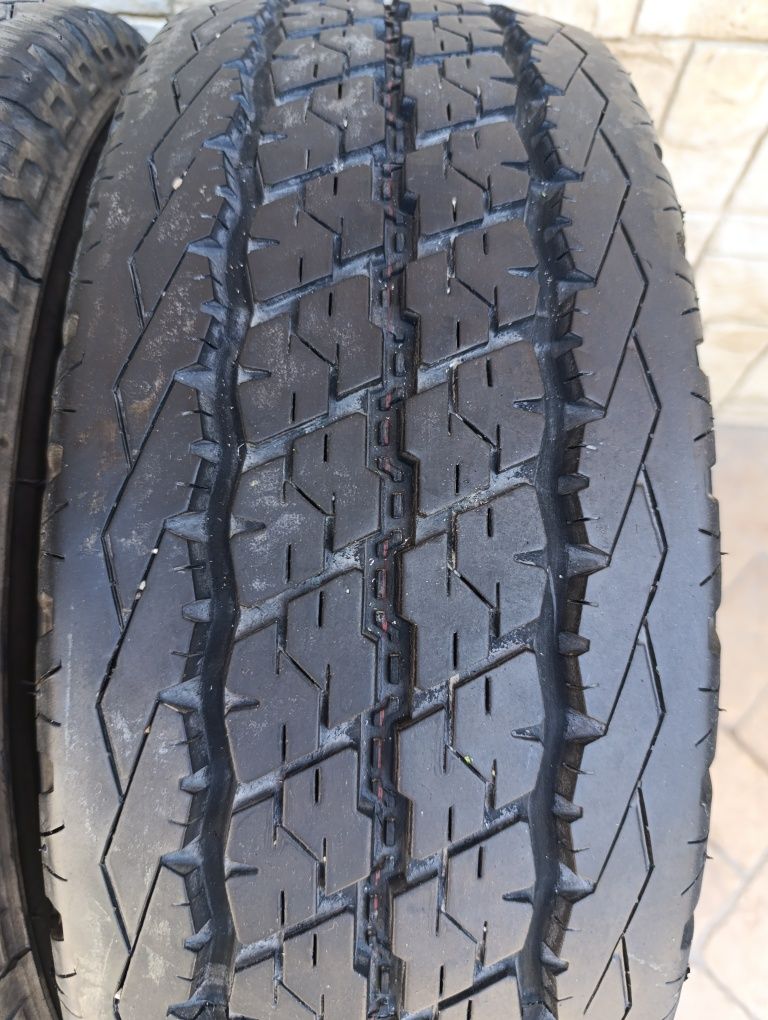 Гуми за Микробус 215/70/15 С Bridgestone