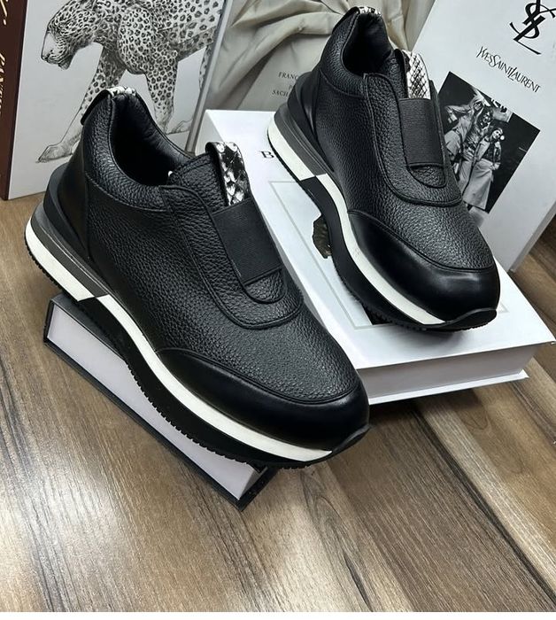 Продам новые кроссовки