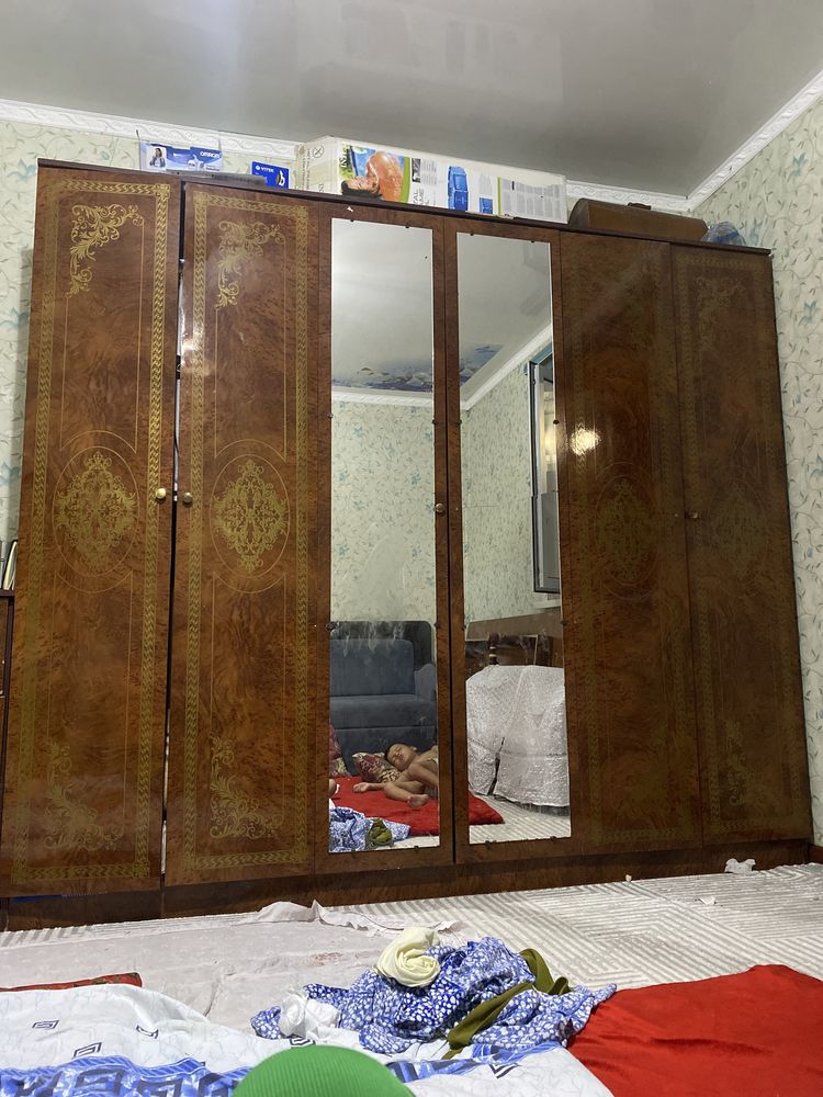 Шкаф 6 есікті. Қоңыр түсті жағдайы жаксы.