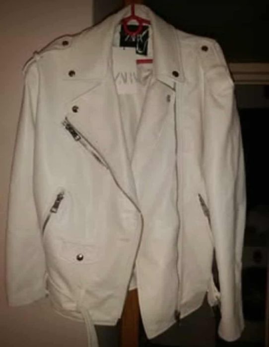 Vând haine noi și purtate.