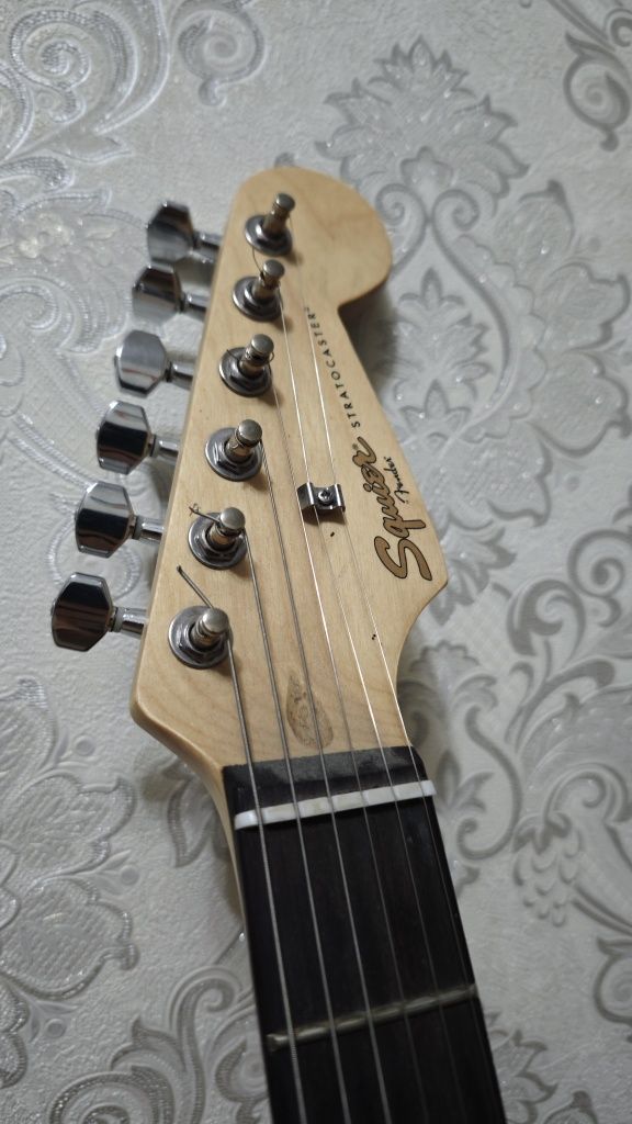 Гитара Fender squire stratocaster с комбоуселителем, и кабелем
