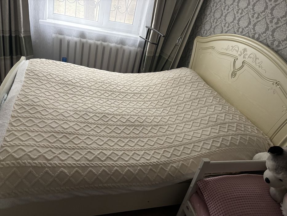 Продам двухспальную кровать с матрасом