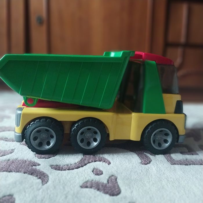 Продам машинку детскую