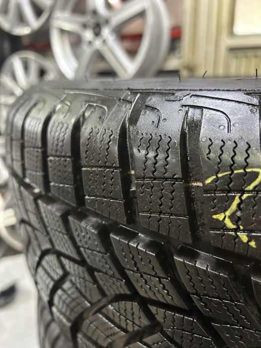 215/55/17 Goodyear Ultra Grip Performance Gen 1 Зимни 4 броя 9 мм
